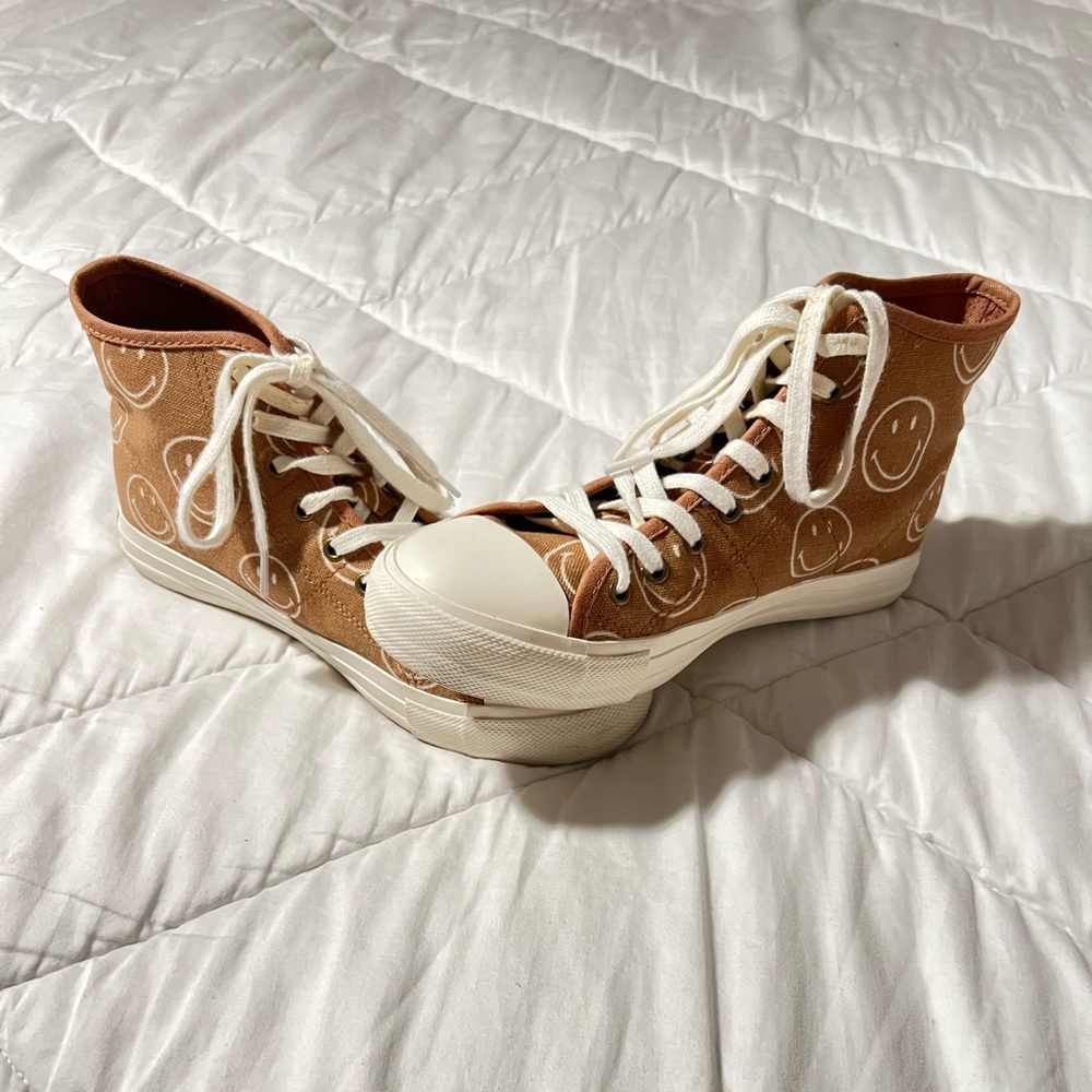 american eagle smiley brown shoes